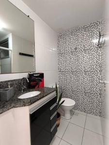 un bagno con lavandino, WC e doccia di Apto Inteiro - Com roupa de cama e banho - Elevador - Garagem - Wi-fi - Vista Mar de todas as janelas e varanda a Guarapari