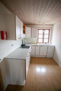 トースハウンにあるSpacious 2 bedroom apartment downtown with a viewの白いキャビネットと木製の床を備えたキッチン