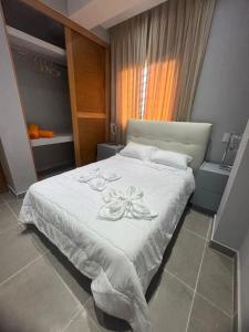 a bedroom with a large white bed in a room at Apartamento santo domingo este in Juan López