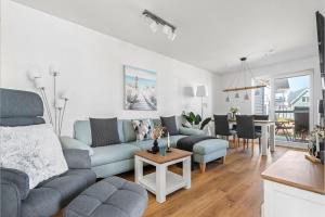 a living room with a couch and a table at Maltes-Ostseekoje Parken frei vorm Haus, 500m zum Strand,Infrarotsauna,Magenta TV mit Netflix ,Disney TVund Rtl plus, Kaminofen im Wohnzimmer,ab Oktober Brennholz gratis Fahrradschuppen,Mückenschutz in Olpenitz