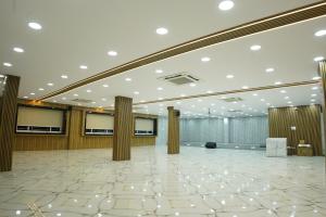 a large lobby with a large room with a large ceiling at Akshayaa Grand in Visakhapatnam