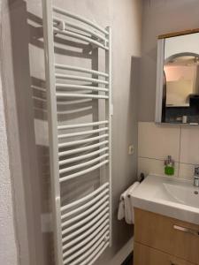 Baño con toallero blanco junto a un lavabo en #Stadtspeicher - Blauer Stern das Apartment mitten in der Altstadt, en Rothenburg ob der Tauber 30 fotos más