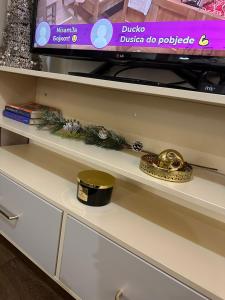 A television and/or entertainment centre at Memento Apartman Divcibare