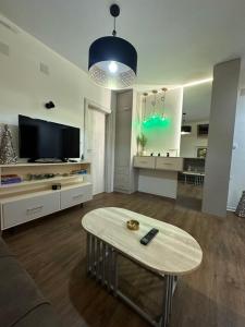 A television and/or entertainment centre at Memento Apartman Divcibare