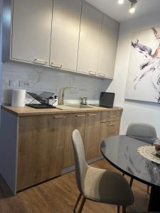 A kitchen or kitchenette at Memento Apartman Divcibare