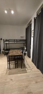 einen Tisch und Stühle in einem Zimmer mit schwarzen Vorhängen in der Unterkunft Monteurwohnung Ferienwohnung Krefeld Nähe Düsseldorf 2-4 Personen in Krefeld