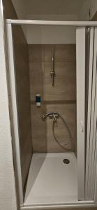 eine Dusche mit einem Schlauch in einem Badezimmer in der Unterkunft Monteurwohnung Ferienwohnung Krefeld Nähe Düsseldorf 2-4 Personen in Krefeld