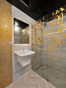 a bathroom with a sink and a mirror at Greg Rooms in Sinaia