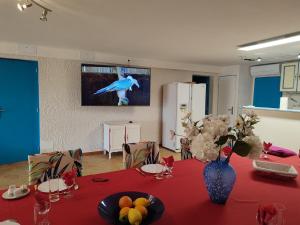 Μια τηλεόραση ή/και κέντρο ψυχαγωγίας στο Villa Coronille calme et nature