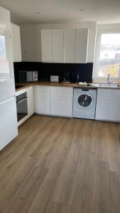 Kuchyň nebo kuchyňský kout v ubytování Le Spot, appartement cosy à 1mn de la mer, Saint Aubin sur Mer + 1 fotografie