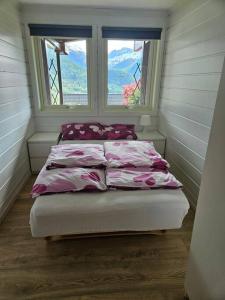 Postel nebo postele na pokoji v ubytování Leilighet med fantastisk utsikt!