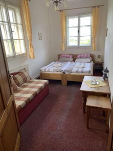 Postel nebo postele na pokoji v ubytování Chata Maxe Švabinského + 31 fotografií