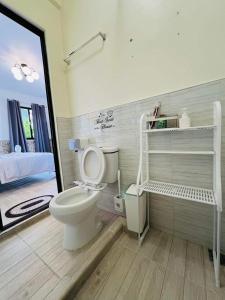 uma casa de banho com um WC branco num quarto em Hidden Valley em Siquijor