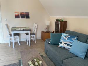 a living room with a couch and a table at Ferienwohnung Möövnest in Prerow