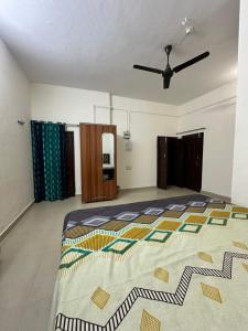 Ένα ή περισσότερα κρεβάτια σε δωμάτιο στο Thakur homestay
