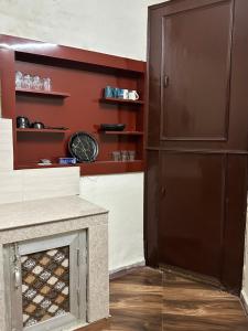 Η κουζίνα ή μικρή κουζίνα στο Thakur homestay