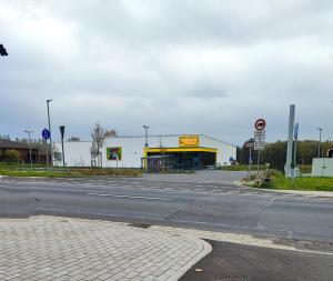 an empty street with a building on the side of a road at Apartment Walnuss in Katlenburg-Lindau