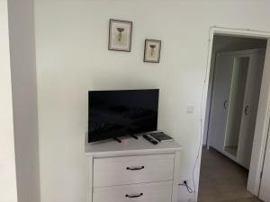 Μια τηλεόραση ή/και κέντρο ψυχαγωγίας στο Apartment Werther mit Terrasse