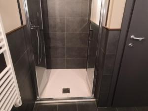 eine Dusche mit Glastür im Badezimmer in der Unterkunft Himalaya - Apartments in Prato Nevoso