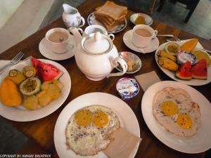 Makanan di atau berdekatan rumah tamu ini
