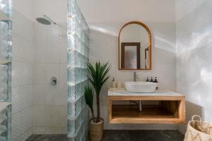 a bathroom with a sink and a shower at Villa Skyler Seminyak in Seminyak +6 photos