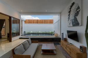 a living room with a couch and a tub at Villa Skyler Seminyak in Seminyak