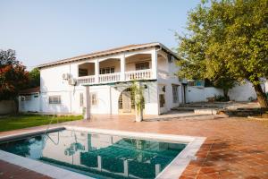 AreguáCasa Amistad的一栋前面有游泳池的房子