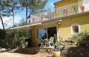 Το κτήριο όπου στεγάζεται  η παραθεριστική κατοικία