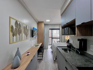 Μια τηλεόραση ή/και κέντρο ψυχαγωγίας στο Studio com piscina a 1 minuto a pé do Metrô Brooklin