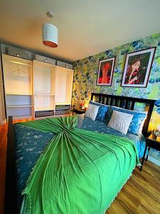 Postel nebo postele na pokoji v ubytování Latitude Chinatown Central Apartment