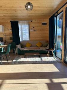 Część wypoczynkowa w obiekcie Ushguli Highland Cottage