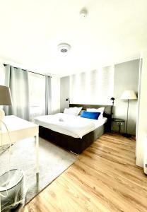 a bedroom with a large bed in a room at Dortmunder Stadtoase in Dortmund