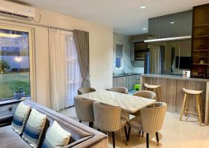 A kitchen or kitchenette at Stylish home with amazing pool views