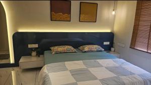 トリバンドラムにある'Savitham' Luxury Flat with Swimming Pool in Trivandrumの枕が2つ置かれたベッドのある寝室