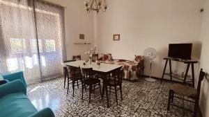 a living room with a table and a couch at Villino XXIV Maggio da Mary in Gemini