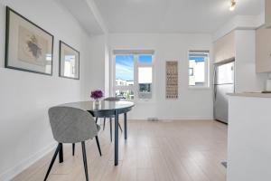 Imagen de la galería de Posh 4 Bed Home with Backyard in Great Location, en Burlington