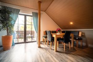 a dining room with a table and chairs and a window at Balkon Zimmer - Apartment in Gönnersdorf