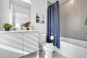 Imagen de la galería de Posh 4 Bed Home with Backyard in Great Location, en Burlington