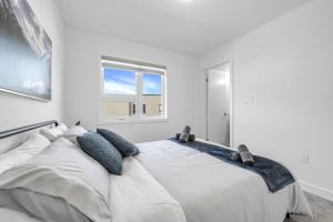 Imagen de la galería de Posh 4 Bed Home with Backyard in Great Location, en Burlington 15 fotos más
