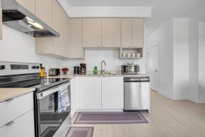 Η κουζίνα ή μικρή κουζίνα στο Posh 4 Bed Home with Backyard in Great Location