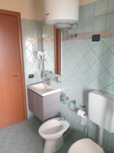 Santa LuriaにあるLa Dolce Vita 2のトイレと洗面台付きのバスルーム +16枚の写真