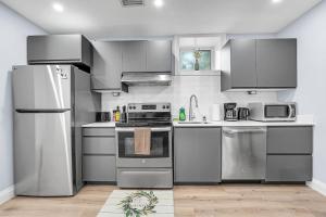 Dapur atau dapur kecil di Beautiful Home Near DT GO Hospitals Waterfalls