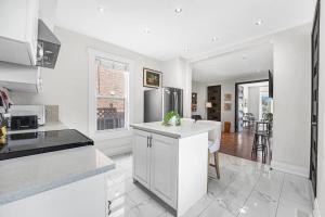Dapur atau dapur kecil di Graceful Home Near DT GO Hospitals Waterfalls