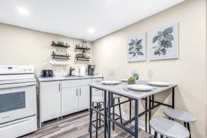 Kuchyň nebo kuchyňský kout v ubytování Chic 2Bed Gem Prime Location to DT Hospital TiCats