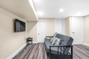 TV a/nebo společenská místnost v ubytování Chic 2Bed Gem Prime Location to DT Hospital TiCats