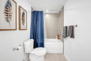 Ένα μπάνιο στο Posh 4 Bed Home with Backyard in Great Location +14 φωτογραφίες