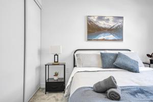 Ένα ή περισσότερα κρεβάτια σε δωμάτιο στο Posh 4 Bed Home with Backyard in Great Location