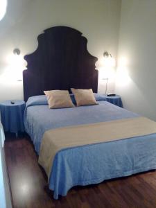 A bed or beds in a room at Hotel Iberia Plaza Mayor
