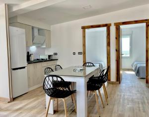 a kitchen and dining room with a table and chairs at Casa Rural MaciasDehesa in Mérida