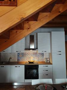 フェルトレにあるAl Borgo Feltreのキッチン(白いキャビネット、黒いオーブン付) +13枚の写真